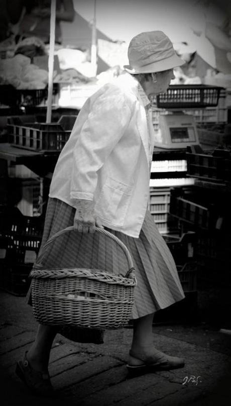 Frau mit Korb und Hut Markt-Tag in K-Town