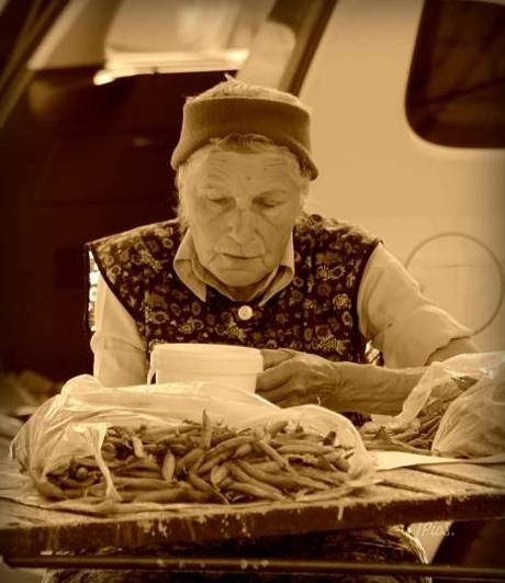 Frau beim Erbsenpulen Markt-Tag in K-Town