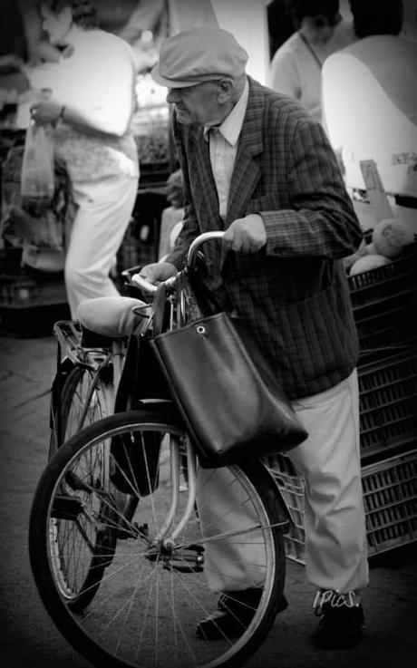 Mann mit Rad Markt-Tag in K-Town