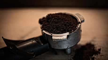 Kaffeesatz, aufgrund seiner Pflanzennährstoffe ein wertvoller Dünger 