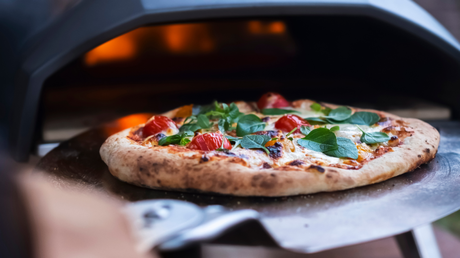Ein Pizzaofen lässt sich in Freiluftküchen ebenfalls nahtlos integrieren