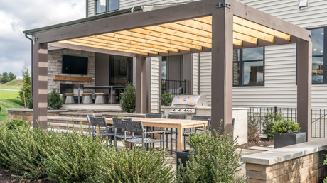 Auf einer überdachten Terrasse ist ein perfekter Standort für Ihre DIY-Außenküche 