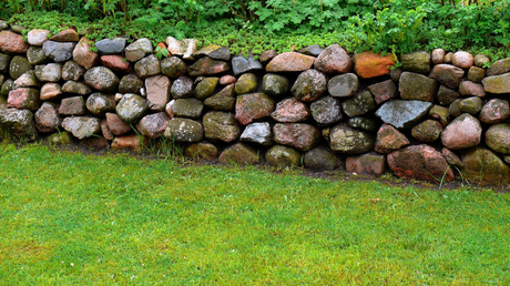 Gartenmauern können aus verschiedensten Mauersteinen gefertigt werden. 
