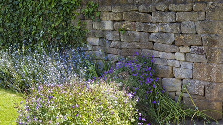 Eine Gartenmauer wertet den Garten auf und dient als Blickfang und Sichtschutz gleichermaßen. 