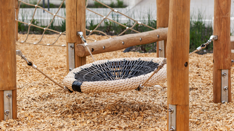 Als Polsterung für Kinderspielplätze sind Sägespäne oder feiner Mulch hervorragend geeignet 