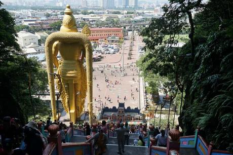 Die 8 wichtigsten Sehenswürdigkeiten in Kuala Lumpur Eine große goldene Statue ziert den Eingang der Batu Cave in einem Vorort von Kuala Lumpur in Malaysia