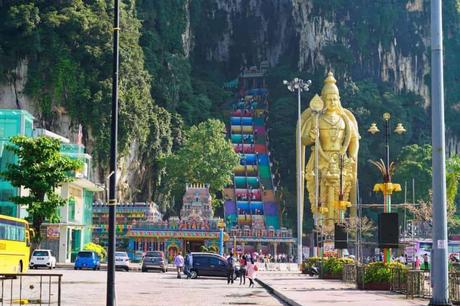 Die 8 wichtigsten Sehenswürdigkeiten in Kuala Lumpur Die Batu Caves in Malaysia bei Kuala Lumpur