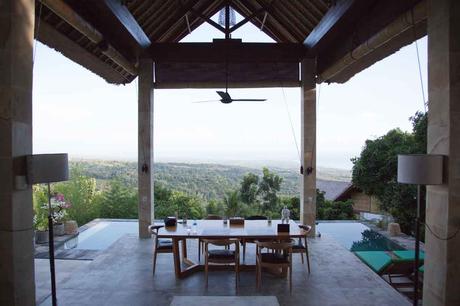 Die 8 wichtigsten Sehenswürdigkeiten in Kuala Lumpur Der Ausblick über den Tisch, Pool und Regenwald vor einer Villa in Bali