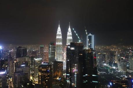 Die 8 wichtigsten Sehenswürdigkeiten in Kuala Lumpur Die Petronas Tower leuchten in der Nacht spektakulär in der Skyline von Kuala Lumpur