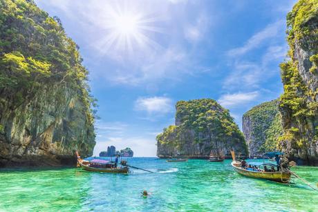 Digital Nomad Visa Programme 2025 Azurblaues Wasser zwischen steil aufragenden Inseln in Thailand