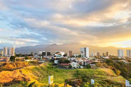 Vogelbeobachtung – Die besten Spots weltweit Die Hauptstadt von Costa Rica San Jose bei Sonnenschein