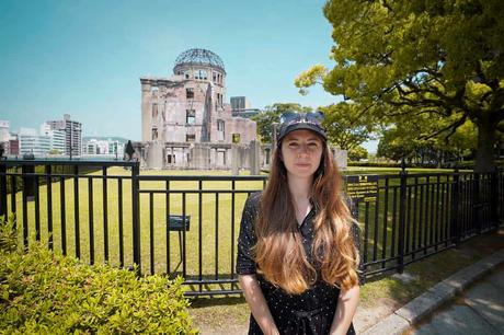 Vogelbeobachtung – Die besten Spots weltweit Frau vor Atomic Bomb Dome in Hiroshima