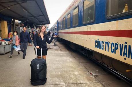 Kulinarische Entdeckungen in Breslau Eine Reisende steht am Bahnhof von Hue in Vietnam neben einem Zug