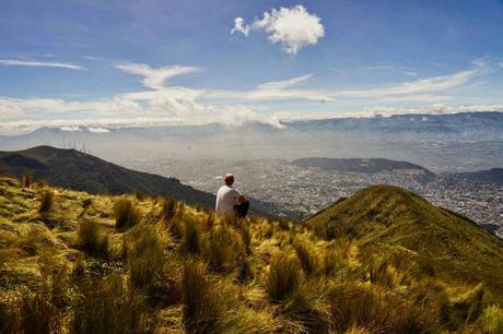 Breslaus bewegte Geschichte Ein Wanderer blickt vom Berg Pichincha ins Tal nach Quito