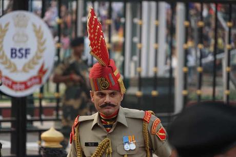 Die 10 besten Sehenswürdigkeiten in Krakau Nahaufnahme eines indischen Soldaten bei der Attari–Wagah border ceremony. Der Mann trägt einen Roten Kopfschmuck, der ihn wie ein Irokese höher wirken lässt
