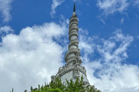Die 10 besten Sehenswürdigkeiten in Krakau Der Ambuluwawa tower ein Turm in Sri Lanka nahe Kandy mit einer Wendeltreppe