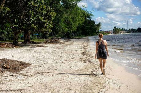 Das perfekte Krakau-Wochenende Urlauberin am Strand von Playa Larga
