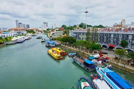 Digitaler Nomade in Tansania: Arbeiten zwischen Serengeti und Sansibar Blick über den Kanal von Malakka in Malaysia