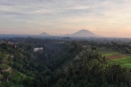 Digitaler Nomade in Tansania: Arbeiten zwischen Serengeti und Sansibar Sonnenuntergang hinter den Vulkanen von Bali