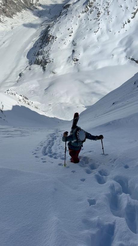 Knieschmerzen beim Wandern vorbeugen: Top-Übungen & Tipps Steile Nordflanken mit konserviertem Pulverschnee, daneben weite Firnhänge, hoch darüber spitze Grate und mittendrin die @fornohuette. ⛷️🏠❄️ Großartiger hätte unserer Skitouren-Finale nicht sein können. Diesen Trip ins Bergell vergessen wir sicher nicht so schnell. 🫶🏻 @atomicski @scarpa_at @expedint