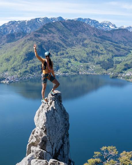 Knieschmerzen beim Wandern vorbeugen: Top-Übungen & Tipps Eine Bergfahrt auf spitzem Grat, zwischen Himmel und See. 🏞🧗♂️Der Südwestgrat am #Traunstein ist eine der beliebtesten Kletterrouten im Salzkammergut. Nicht primär wegen seiner beeindruckenden Linie, sondern aufgrund der traumhaften Aus- und Tiefblicke auf den #Traunsee. 💙 Wir sind den Grat kürzlich geklettert und waren schwer begeistert. 👉🏼 Weitere Eindrücke und Infos zur Tour findest du im neuen Magazin-Artikel auf berghasen.com - Link in unserer Bio unter