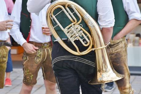 Vom Biergarten bis zur Oper – Stilvolle Kleidung ist in München in den unterschiedlichsten Situationen gefragt Vom Biergarten bis zur Oper – Stilvolle Kleidung ist in München in den unterschiedlichsten Situationen gefragt