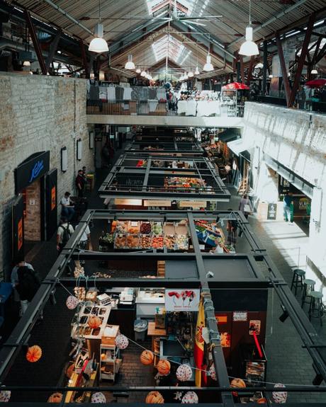 Tallinn: Die 10 besten Sehenswürdigkeiten Markthalle in Tallinn mit Essens- und Obstständen, hohen Decken, Käufern und einfallendem Tageslicht.