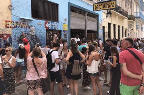 Tallinn: Die 10 besten Sehenswürdigkeiten Touristen verewigen sich vor der Heminway Bar La Bodeguita an der Wand