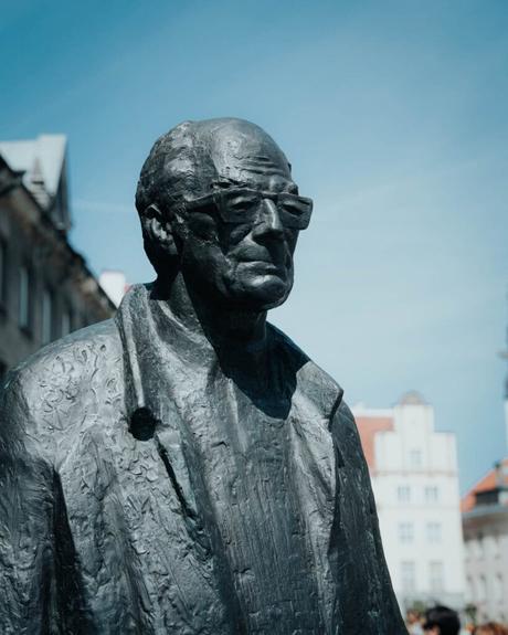 Tallinn: Die 10 besten Sehenswürdigkeiten Bronzestatue eines Mannes mit Brille und Mantel, im Freien vor einem klaren blauen Himmel in Tallinn.