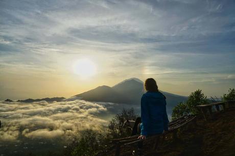 Helsinki: Die 10 besten Sehenswürdigkeiten Martina von NomadenStory sitzt bei Sonnenaufgang am Rand des Kraters des Mount Batur und beobachtet die Sonne hinter dem Gunung Abnag und dem Batur Lake aufgehen