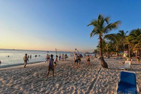 Svolvær und die Teufelspforte Menschen spielen Volleyball am Strand von Roatan