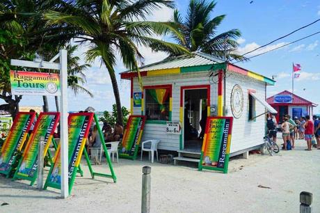 Svolvær und die Teufelspforte Kleine Hütte aus der Kokosnüsse verkauft werden in Caye Caulker