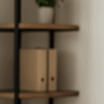 Herz schlägt Hirn: Warum immer weniger Mitarbeitende Chef sein wollen – und was das für deinen Betrieb bedeutet Mann in blauem Sakko und Frau in gelbem Blazer unterhalten sich im modernen Büro, warum niemand mehr Chef sein will