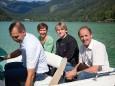 Johann Kleinhofer macht eine Seerundfahrt mit Ute Hödl (Presse Steiermark Tourismus), Karl Oberfeichtner und Hans Resch (Vizepräsident Landwirtschaftskammer)
