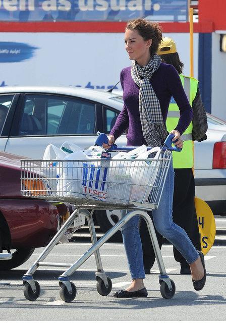 Der Stil von Herzogin Catherine: Shopping at a Tesco Supermarket & Walking in Holyrood Park