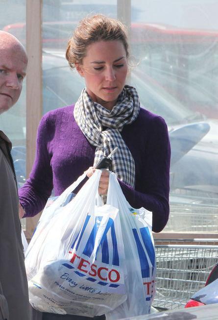 Der Stil von Herzogin Catherine: Shopping at a Tesco Supermarket & Walking in Holyrood Park