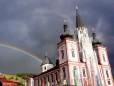 Regenbogen über dem Mariazeller Hauptplatz und der Basilika