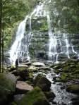 Schöner Wasserfall mit Gaberielle