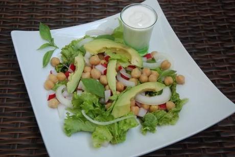 Avocado-Kichererbsen-Salat mit Joghurtdressing