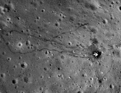 Off Topic: Menschliche Spuren auf dem Mond schärfer denn je zu sehen!, NASA, Fotos Fotogalerie, Gerade hat die NASA Bilder von den landing sites von Apollo 12, 14 und 17 auf dem Mond veröffentlicht. Bilder, die vom Lunar Reconnaissance Orbiter LRO aufgenommen wurden. Bilder, die noch heute die Spuren der menschlichen Besuche auf unserem Erdsatelliten zeigen. Bilder, die es in dieser Schärfe noch nie zuvor gab. Wir fanden dies sei eine Erwähnung wert.