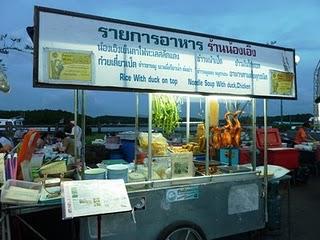 Krabi: Der Abendessensmarkt am Fluss / The Evening Food Market at the River