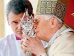 Papst küsst Blut-Reliquie