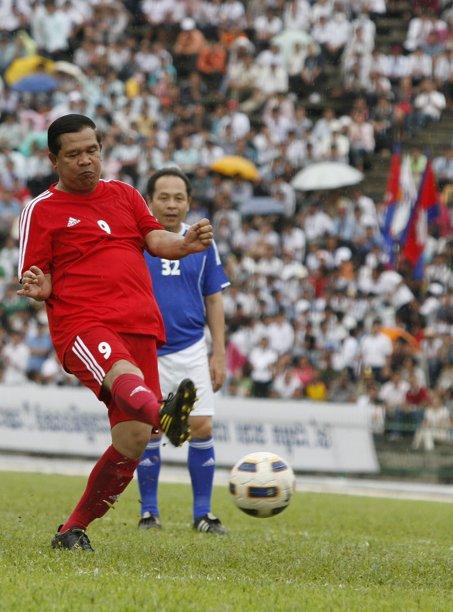 Kambodscha: Fussball-Diplomatie.