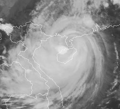 Taifun NESAT erzeugt Sturm- und Hurrikanbedingungen über Hainan, Südchina und Vietnam, Taifun Typhoon, Taifunsaison, 2011, aktuell, Nesat, China, Vietnam, Hainan, Pazifik, Satellitenbild Satellitenbilder, September, 