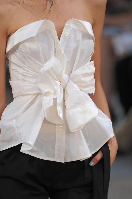 what-do-i-wear:

DIY: Tie a basic white dress shirt into a...