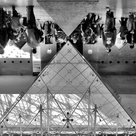 vutheara:

#paris #people #pyramide (Taken with Instagram at...