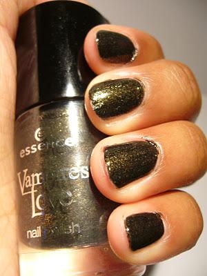 Swatch | Essence Vampires Love LE | Nagellack No.01 Gold Old Buffy