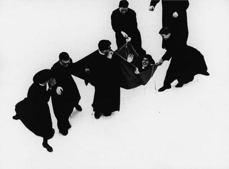 Ausstellung im Willy-Brandt-Haus Berlin: Orte, Landschaften, Seelenzustände - Fotografien von Mario Giacomelli (Mario Giacomelli, Priesterserie 1961-1963; © Simone Giacomelli)
