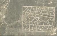 Geheimnisvolle Strukturen in der Wüste Gobi, China (zu entdecken in den Google Maps und bei Google Earth)