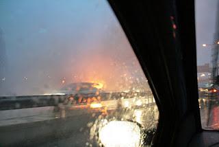 Regen, Stau und ein brennendes Auto